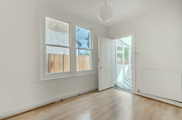 2 Bedroom Flat To Rent In Chisholm Road, East Croydon, Croydon, CR0