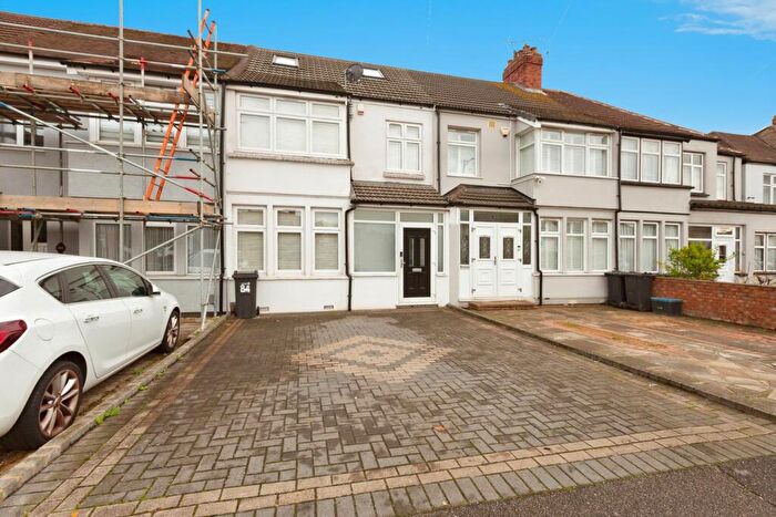 4 Bedroom Terraced House For Sale In Fencepiece Road, Ilford, IG6