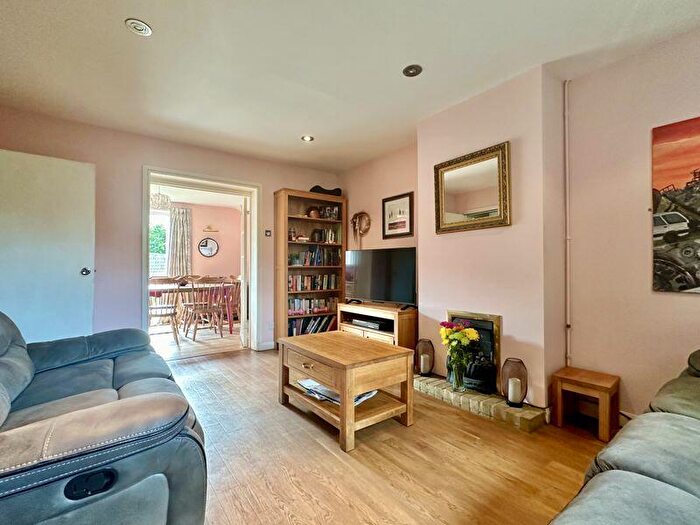 3 Bedroom Semi-Detached House For Sale In Wykham Place, Banbury - Large Extension, OX16