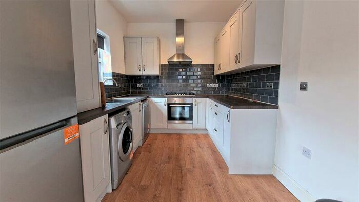 3 Bedroom Flat To Rent In Bedroom Apartment - Forest Drive East, Leytonstone - - Newly Refurbished Apartment - &#;, Pcm, E11