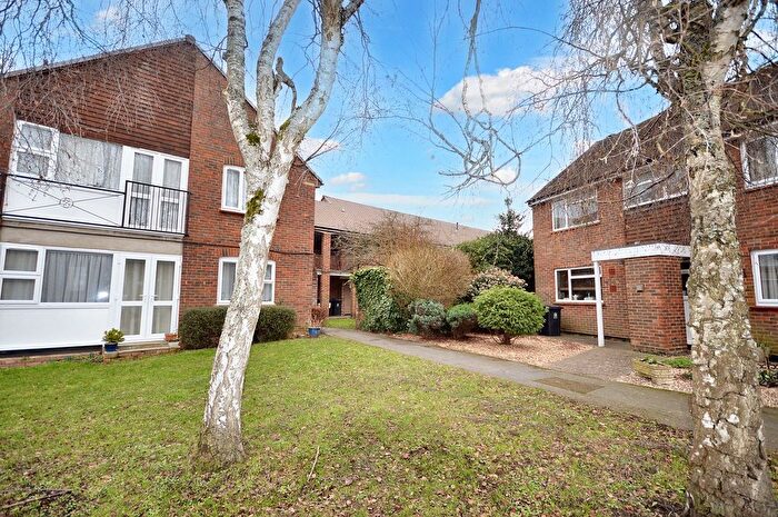 1 Bedroom Flat To Rent In Yew Tree Close, Beaconsfield, HP9