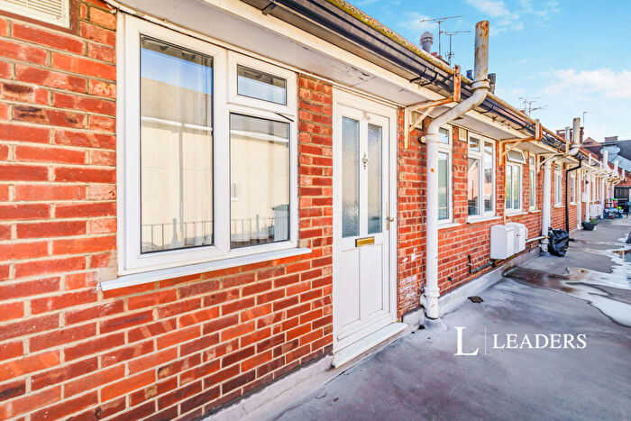 2 Bedroom Flat To Rent In Springfield Road, Horsham, West Sussex, RH12