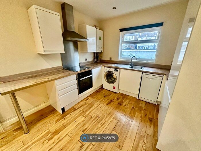 3 Bedroom Flat To Rent In Egerton Road, London, SE25