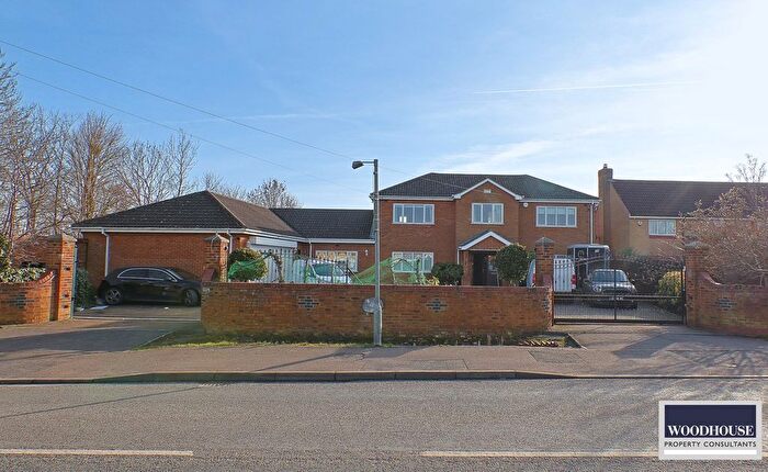 5 Bedroom Detached House To Rent In Hammondstreet Road, Cheshunt, EN7