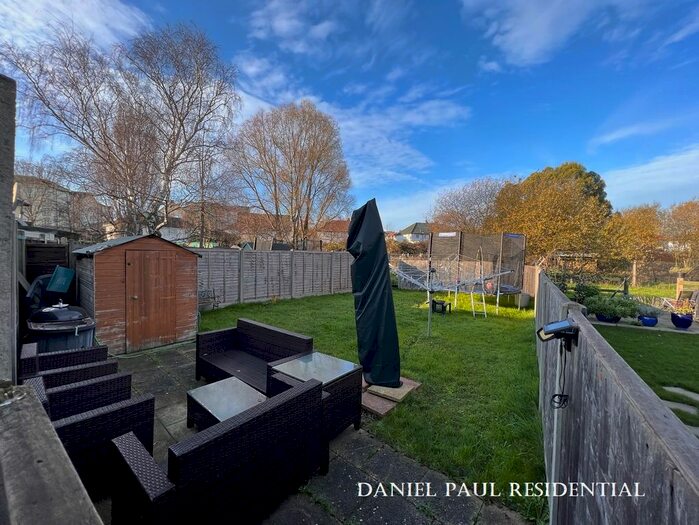 3 Bedroom Maisonette To Rent In Costons Lane, Greenford, UB6