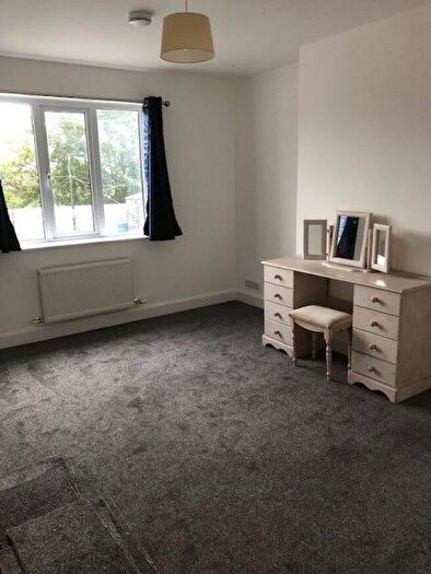 6 Bedroom Flat To Rent In Stoneleigh Broadway, KT17
