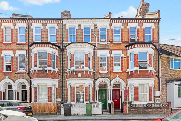 2 Bedroom Flat To Rent In Tremadoc Road, London, SW4