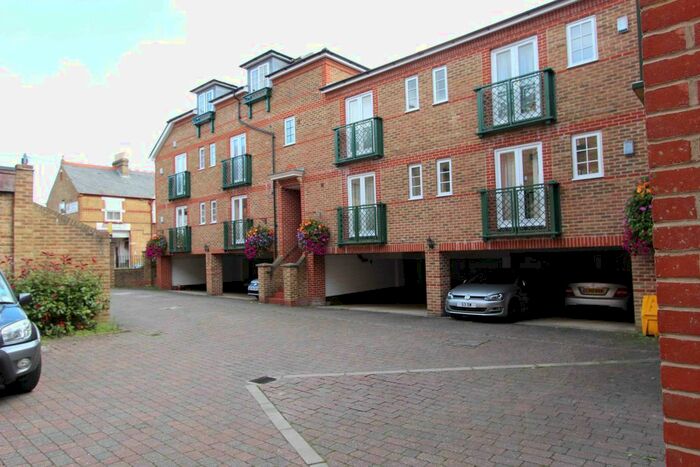 2 Bedroom Flat To Rent In Temple Road, Windsor, SL4