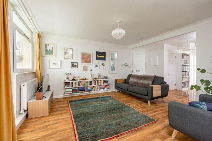 3 Bedroom Flat For Sale In / Mortonhall Road, Edinburgh, EH9
