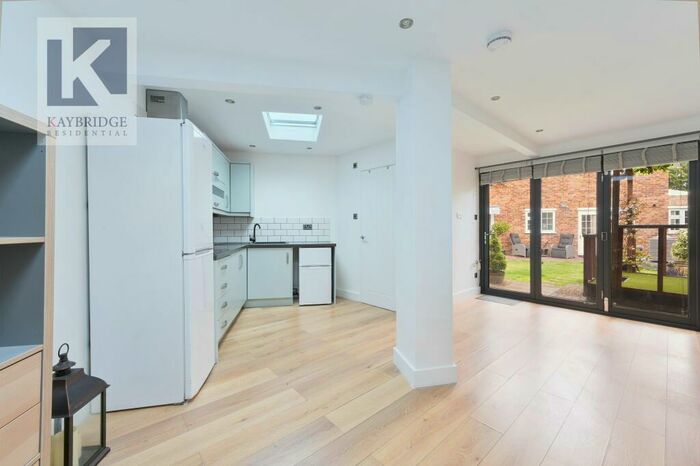 5 Bedroom Detached House For Sale In Chatsfield, Epsom, KT17