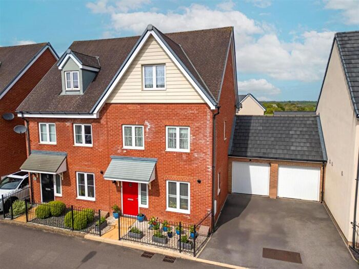 3 Bedroom House For Sale In Brandy Street, Aylesbury, HP18