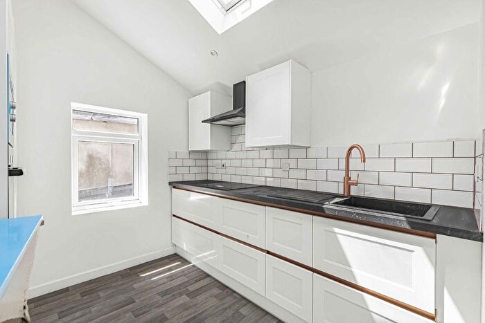 2 Bedroom Flat To Rent In Selkirk Road, London, SW17