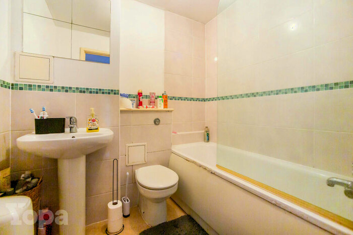 1 Bedroom Flat For Sale In High Street, Rochester, ME1