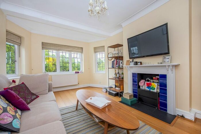 2 Bedroom Flat To Rent In Little Green, Richmond, TW9
