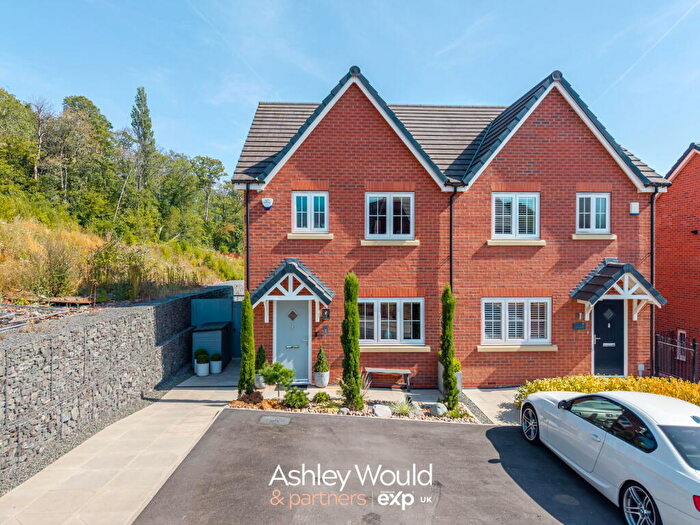 3 Bedroom Semi Detached House For Sale In Farmhouse Close, Old Hill, B64