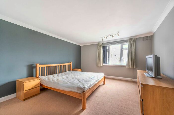 3 Bedroom Flat To Rent In Dollis Hill Lane, Gladstone Park, London, NW2