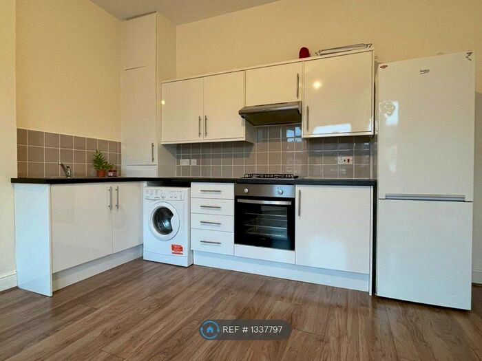 3 Bedroom Flat To Rent In Leytonstone, London, E11