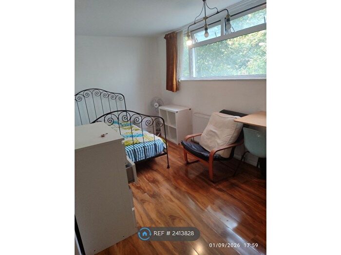 Studio To Rent In Steele Road, London, N17