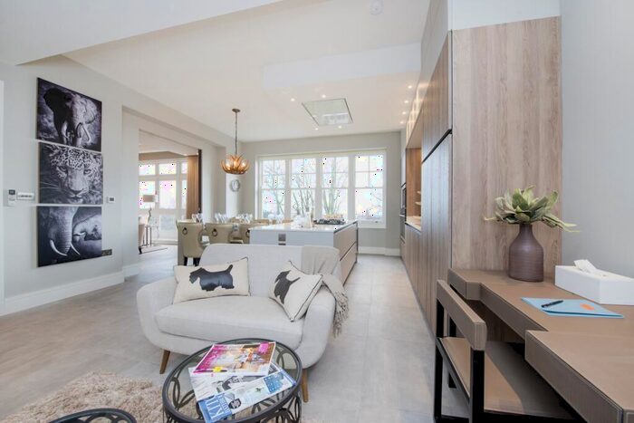 3 Bedroom Flat To Rent In Lyndhurst Lodge, Lyndhurst Road, Hampstead, NW3