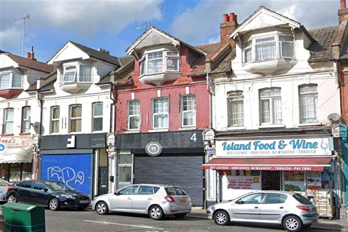 3 Bedroom Flat To Rent In Market Parade, Winchester Road, N9