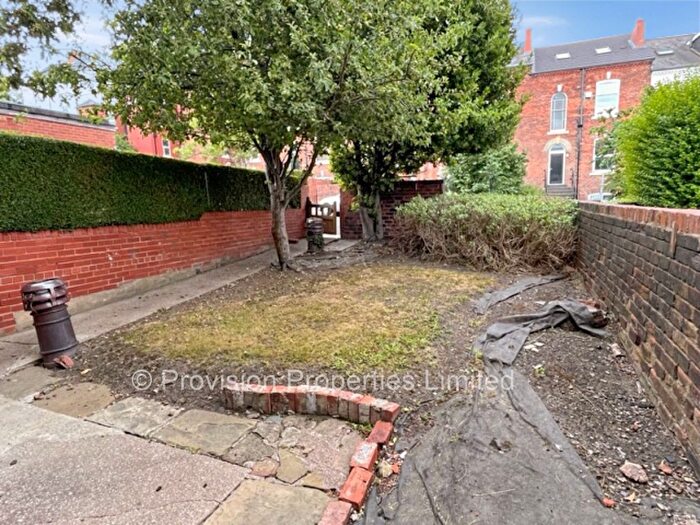 6 Bedroom Terraced House To Rent In Consort Terrace, Hyde Park, Leeds, LS3