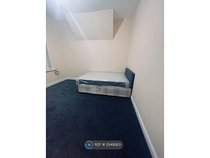 3 Bedroom Flat To Rent In Wandsworth Bridge Road, London, SW6