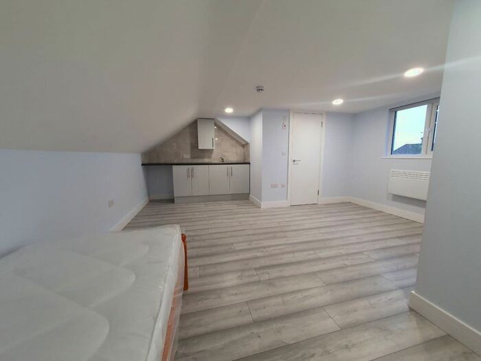 1 Bedroom Flat To Rent In De Salis Road, Uxbridge, UB10