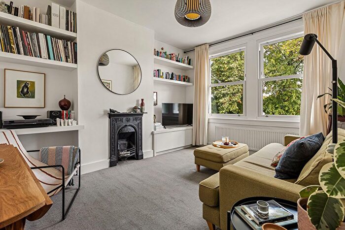 2 Bedroom Flat For Sale In Brewster Road, Leyton, E10