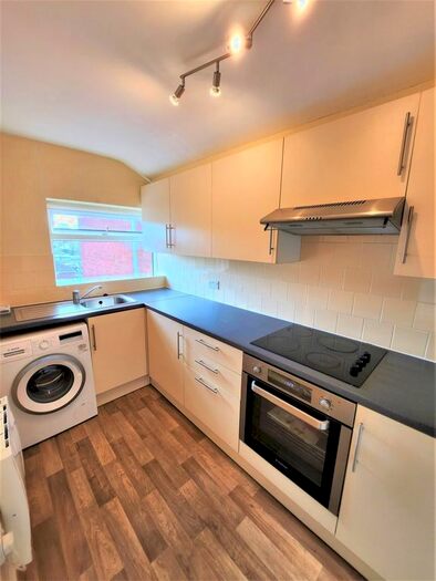 2 Bedroom Flat To Rent In Chawn Park Drive, Stourbridge, DY9