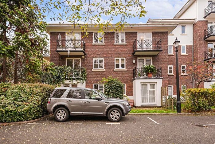 1 Bedroom Flat To Rent In Brompton Park Crescent, Fulham, London, SW6