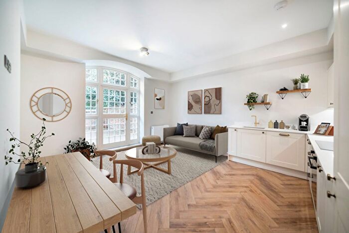 2 Bedroom Flat To Rent In South Street, Farnham, GU9