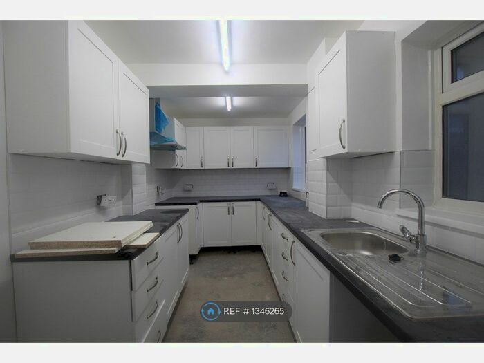 3 Bedroom Semi-Detached House To Rent In Northbourne Road, Gillingham, ME8