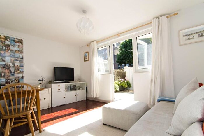 2 Bedroom Flat To Rent In Harris House, Alfred Street, Bow, London, E3