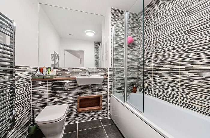 1 Bedroom Flat For Sale In Oregon Court, Toye Avenue, Whetstone, N20