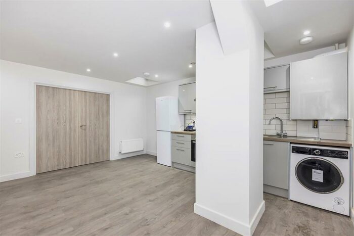 3 Bedroom Apartment To Rent In - The Grove, Slough, SL1