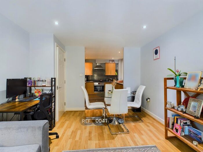 2 Bedroom Flat To Rent In The Dock House, Dock Street, HU1
