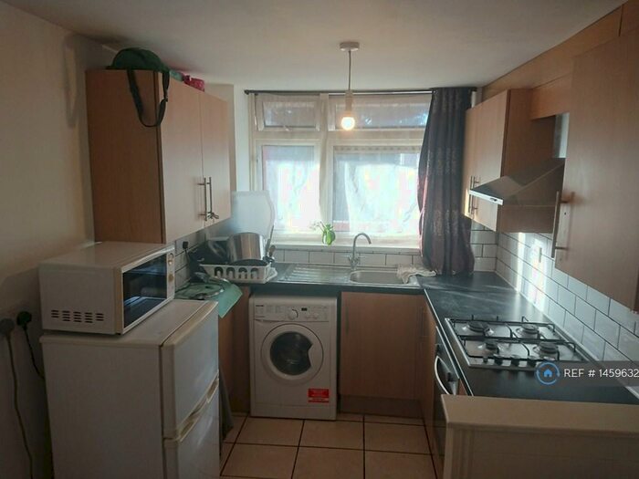 2 Bedroom Flat To Rent In High Road Chadwell Heath, Romford, RM6