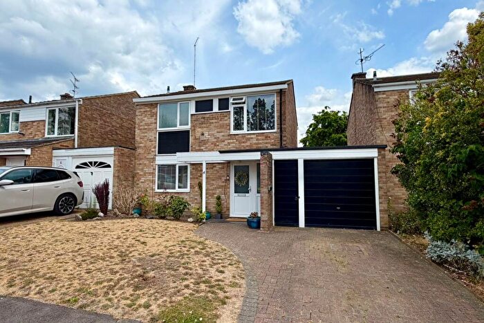 3 Bedroom Link Detached House For Sale In Holly Hedge Road, Frimley, GU16