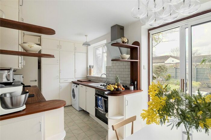 2 Bedroom Flat To Rent In Burbage Road, London SE24