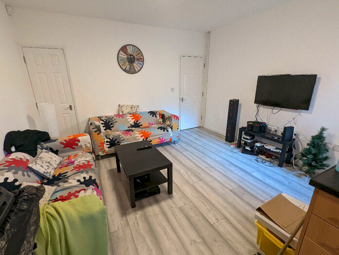 5 Bedroom Terraced House To Rent In Grange Avenue, Reading, Berkshire, RG6