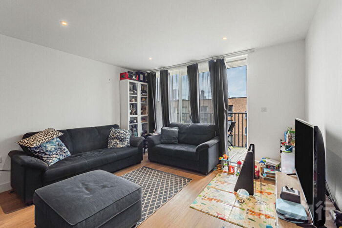 3 Bedroom Apartment For Sale In Whiting Way, Surrey Quays, SE16