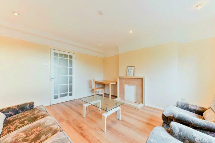 3 Bedroom Flat To Rent In Woodfarrs, London, SE5