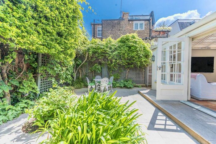 4 Bedroom Flat To Rent In Pooles Lane, Chelsea, London, SW10