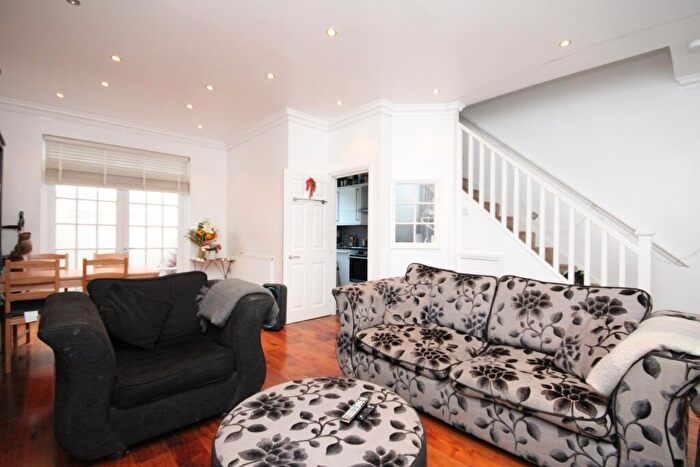 3 Bedroom House To Rent In Louisa St, Stepney Green, E1