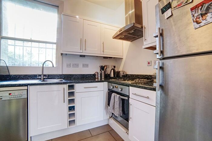 2 Bedroom Flat To Rent In Bonnington Square, London, SW8