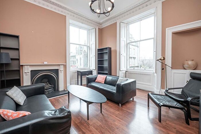 2 Bedroom Flat To Rent In George Iv Bridge, Edinburgh, EH1