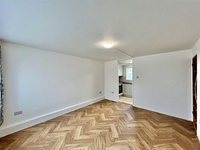 1 Bedroom Flat To Rent In Harlech Gardens, Heston, TW5