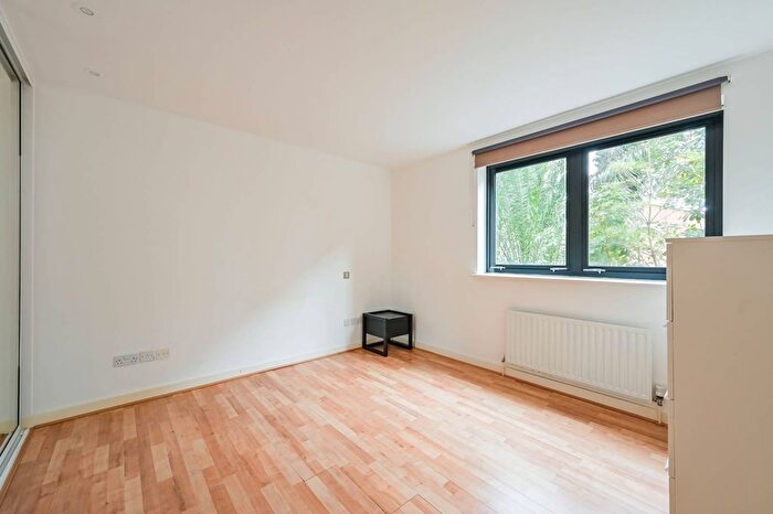 1 Bedroom Flat For Sale In Ocean Wharf, Docklands, London, E14