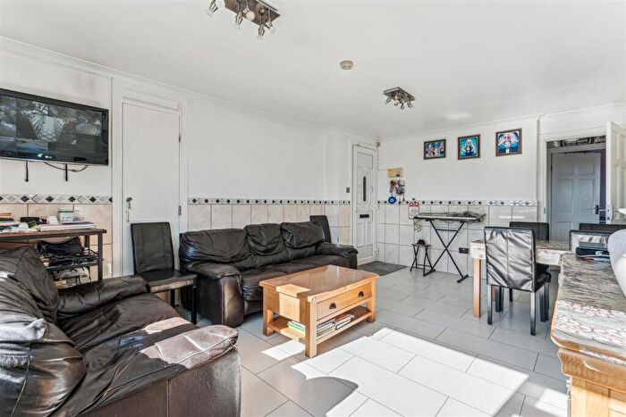 3 Bedroom Apartment For Sale In Crouchfield, Hertford, SG14