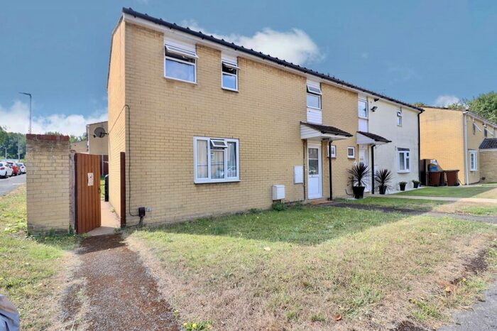 4 Bedroom Semi-Detached House To Rent In Sylewood Close, Rochester, ME1